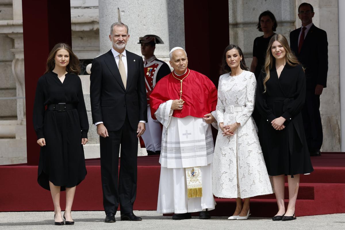 Los reyes Felipe y Letizia junto a la princesa Leonor y la infanta Sofía reciben al papa León VIX a su llegada al Palacio Real, donde tiene lugar la ceremonia de bienvenida al Sumo Pontífice que inicia este sábado en la capital un viaje de seis días a España.