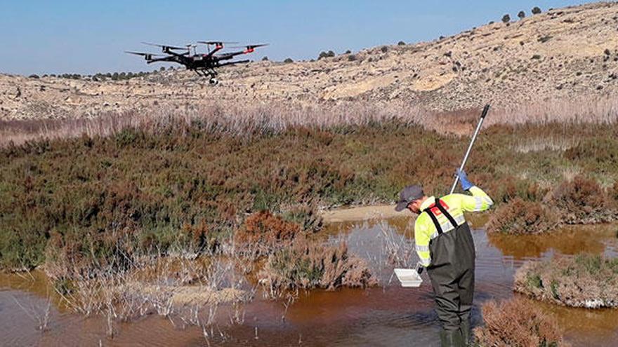 Un técnico de Lokímica y un dron realizan trabajos de inspección