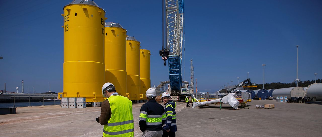 Molinos eólicos en el puerto de Avilés.