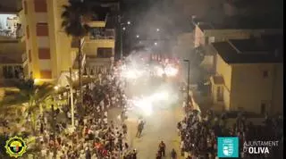 Imágenes de la fiesta de Sant Joan en la playa de Oliva