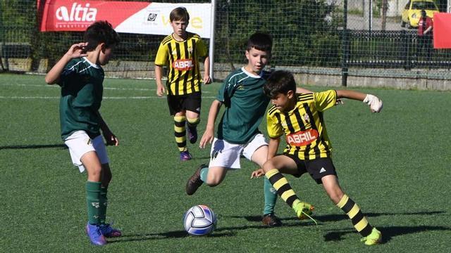 Un lance de uno de los partidos disputados ayer en Samil. | . // PABLO HERNÁNDEZ GAMARRA