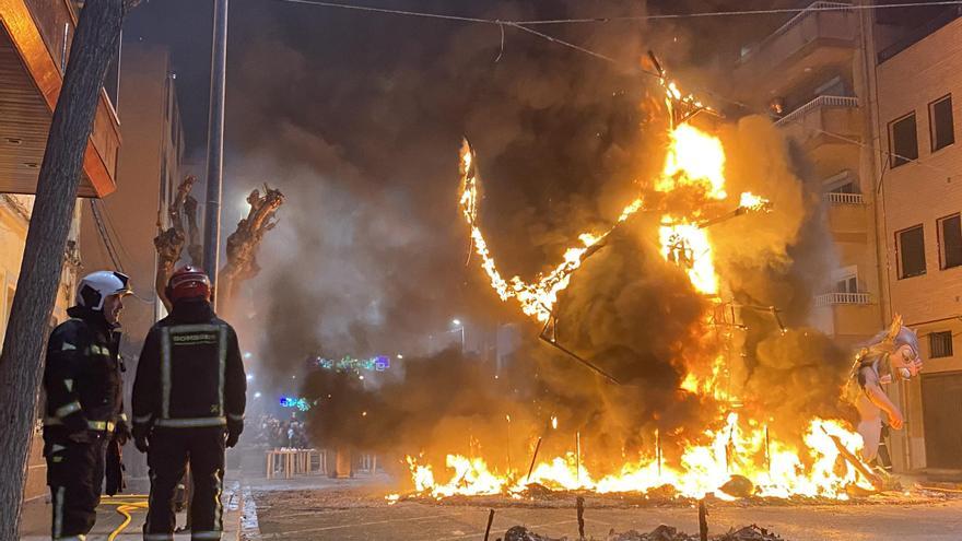 Galería I Fallas Benicarló: Arde la falla de la comisión Benicarló.