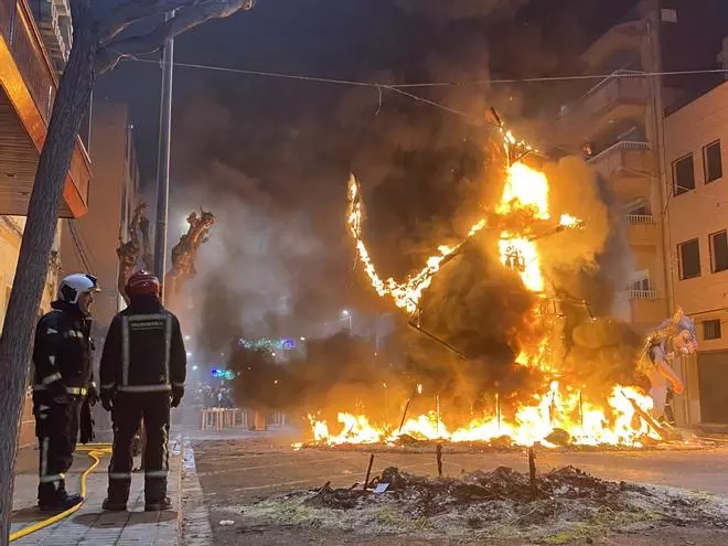 Galería I Fallas Benicarló: Arde la falla de la comisión Benicarló.