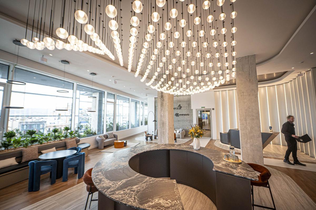 Barcelona, 18/02/2026 Barcelona. Repor sobre talento que ha regresado a barcelona por la apertura de la sede de AstraZeneca. varios perfiles. Tema largo. En Edificio Estel.  Personas: Nuria Folguera, Ana García del Molino (la del vestido rojo), y Francesc Muyas. AUTOR: MANU MITRU