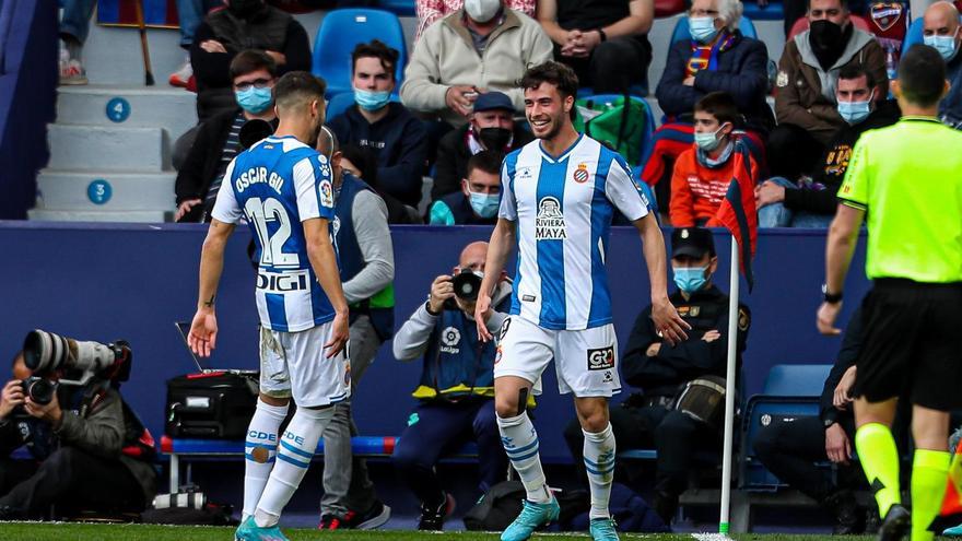 Javi Puado celebra un gol con el Espanyol junto a Óscar Gil.
