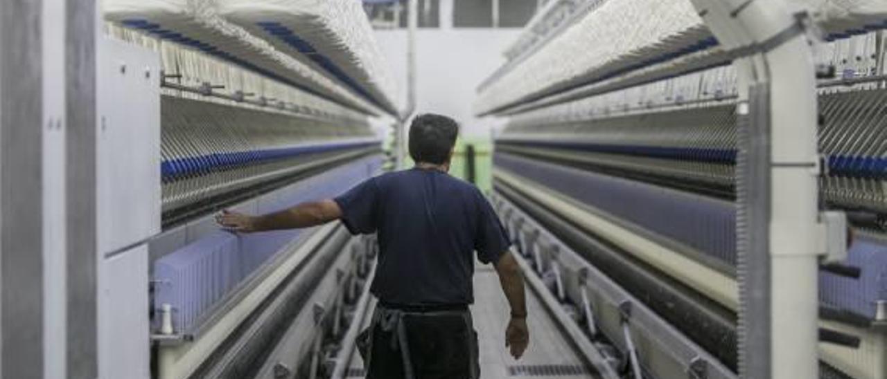 Un operario en las instalaciones de la empresa Hilaturas Miel, en Mutxamel.