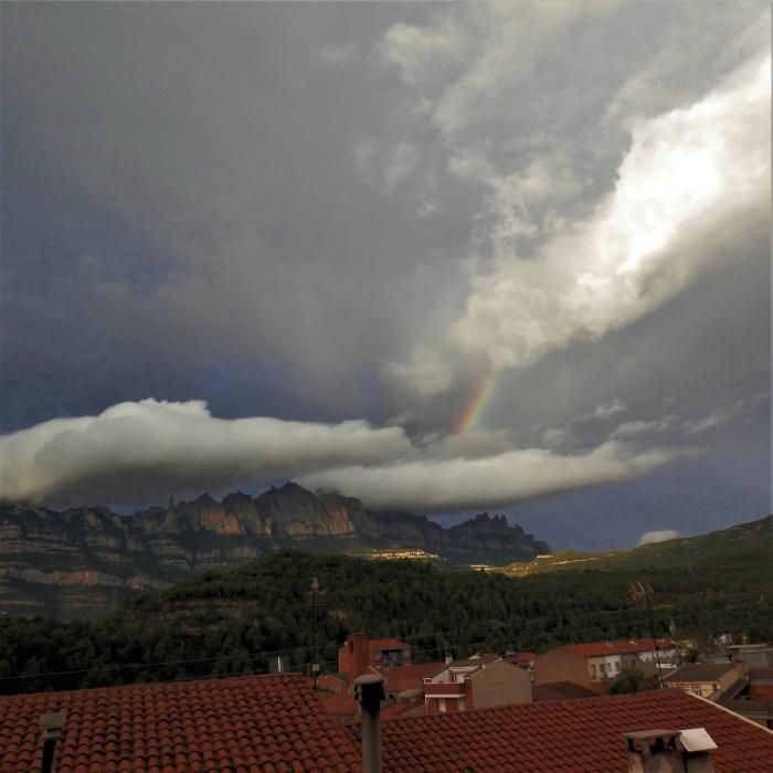 Castellbell i el Vilar. En aquesta imatge que ens ha fet arribar una de les nostres lectores es pot veure com començava el dia a Castellbell i el Vilar, amb pluja, sol, boires i l’arc de Sant Martí. f