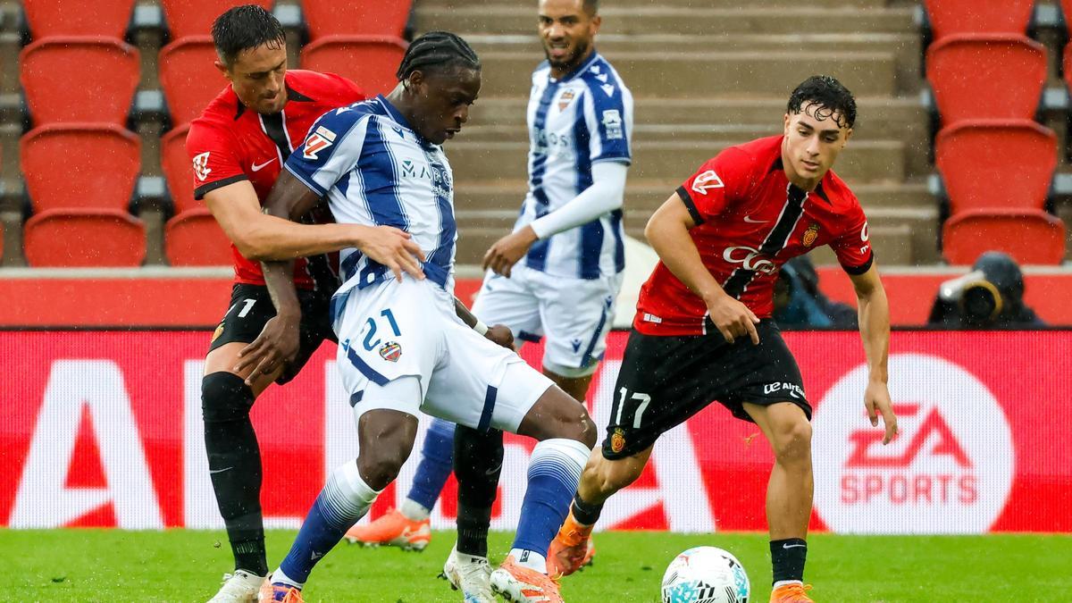 El delantero del Levante Etta Eyong ante los jugadores del Mallorca Antonio Rallo y Jan Virgili.