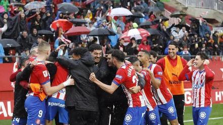 Los jugadores del Girona celebran el gol decisivo de Stuani ante el Betis