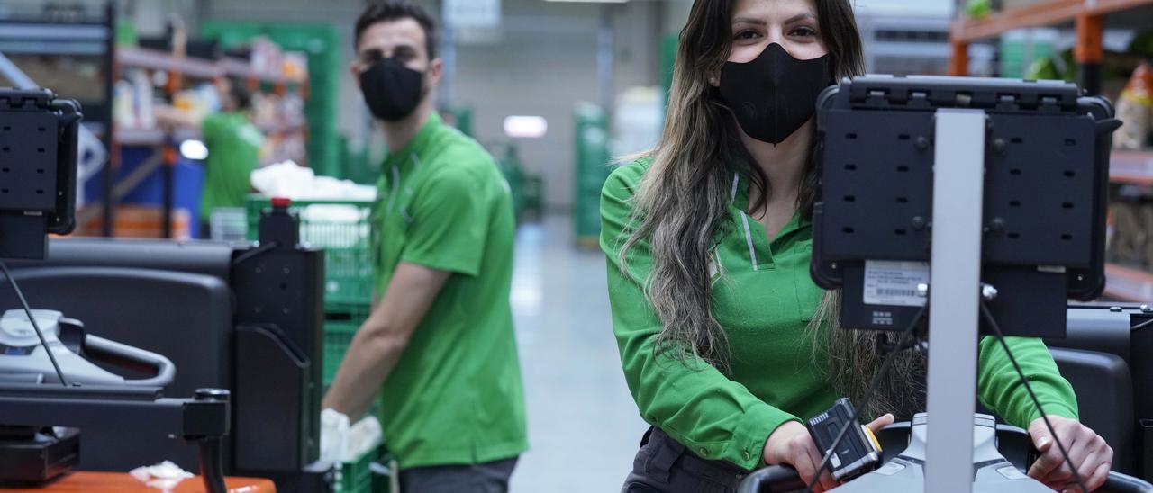 Dos empleados con la nueva mascarilla de Mercadona