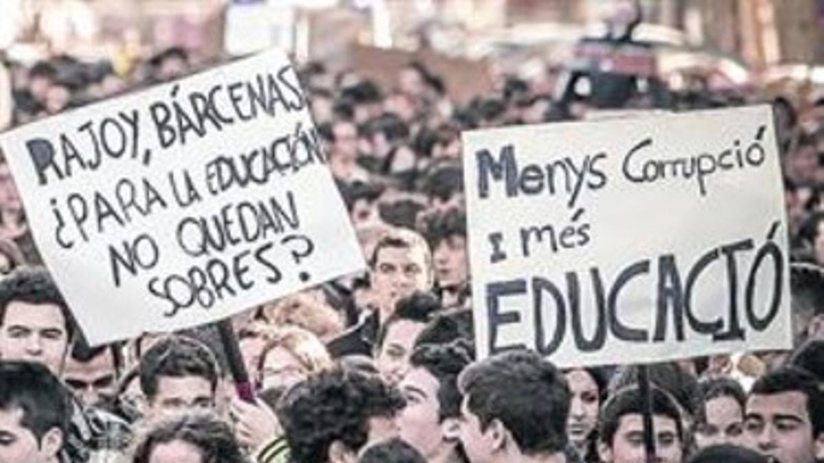 Manifestación en Valencia contra la corrupción en el Partido Popular.