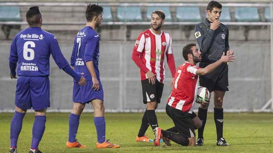 Los jugadores muestran desesperación durante el encuentro, ayer.