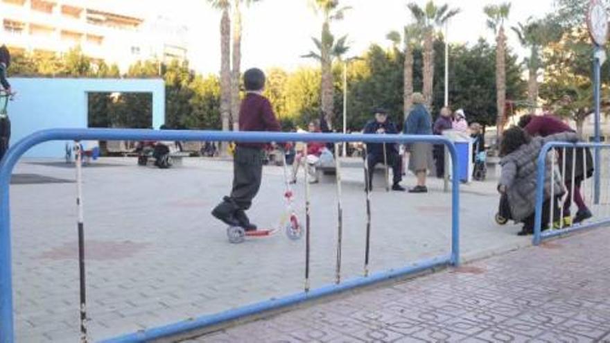 Imagen de ayer del parque de La Habana, con el vallado improvisado en primer término, frente al Colegio Público Cuba.