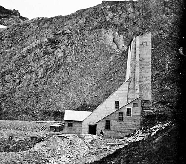 “Shaft house” del pozu Perseverance, n'Alaska.