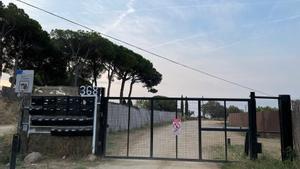 Entrada al cámping ilegal que el Ayuntamiento quiere clausurar