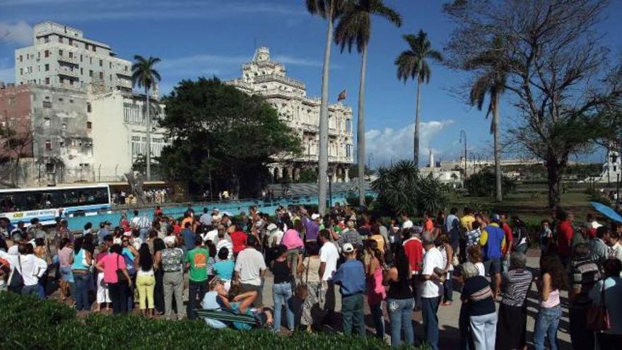 Descendientes de emigrantes españoles ante el Consulado de España en La Habana, tras la reforma de la nacionalidad en diciembre de 2008. / efe