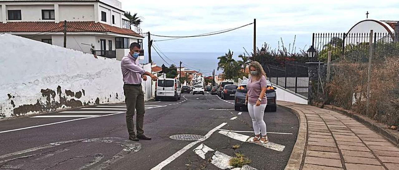 Manuel Domínguez y Carmen Rosa Pérez en la calle La Gorvorana.