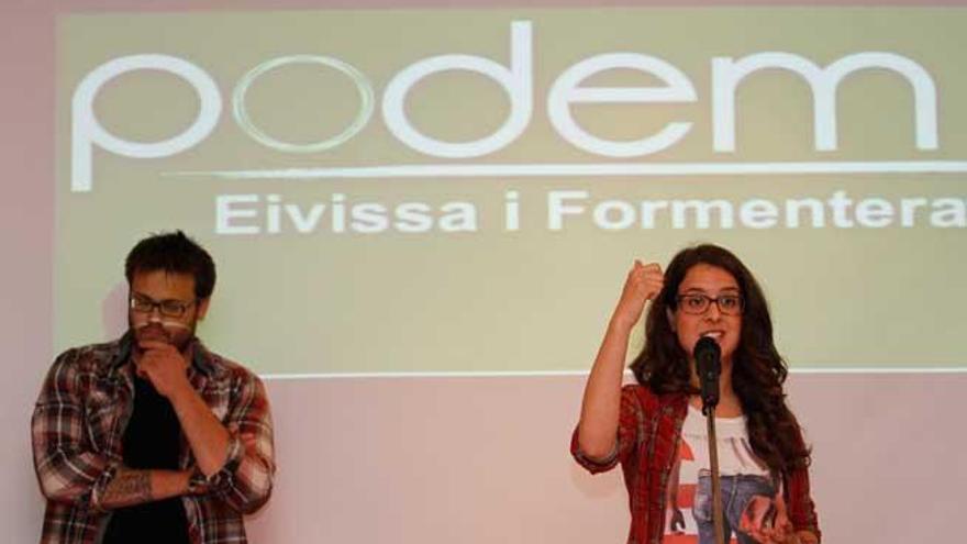 Gloria Santiago hablando durante el acto de presentaciñon de Podemos en Ibiza.