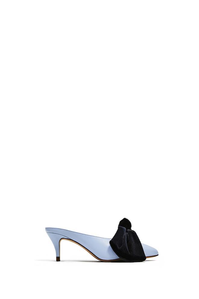 Tacón Kitten: Slingback celeste con lazo, de Zara, 25,95 €.
