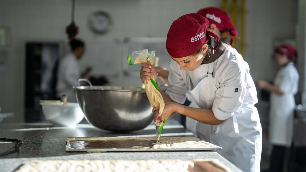 Una alumna de la escuela de hostelería ESHOB del primer año del Grado Medio en Panadería, Pastelería y Confitería