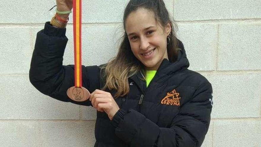 Paula Iglesias, con la medalla de bronce.