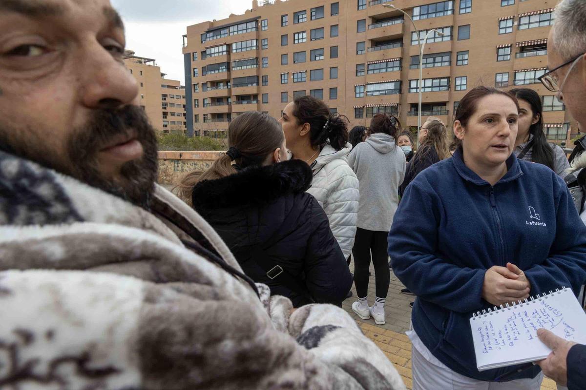 Un incendio en el barrio Miguel Hernández de Alicante deja tres vecinos y seis policías atendidos por inhalación de humo
