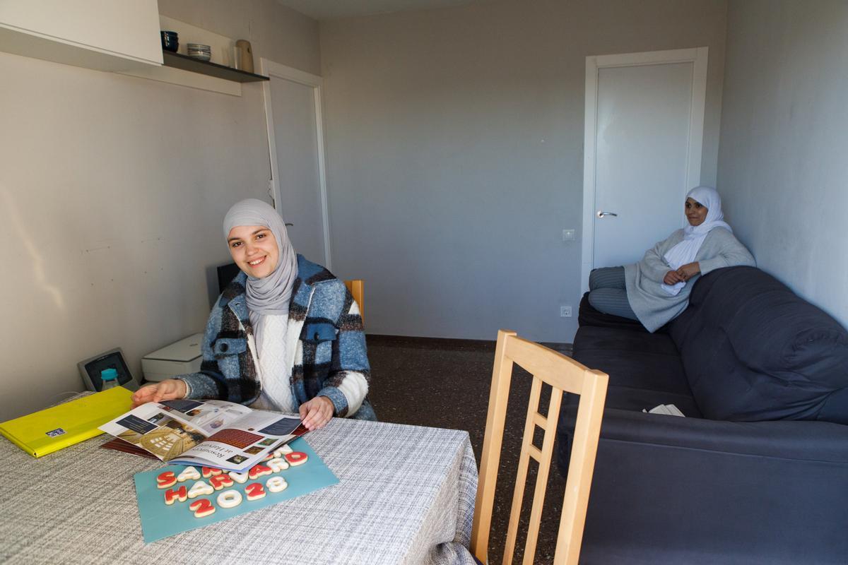 Sara Padilla Amenkar, en el comedor de su casa de Terrassa, con su madre.