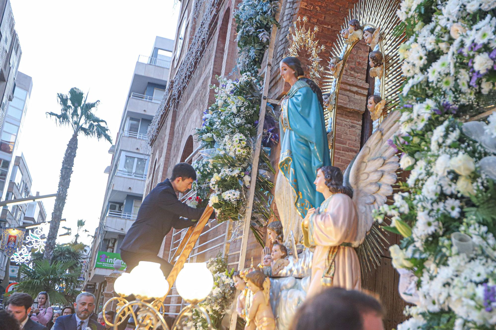 Más de 70 entidades y asociaciones participan en la multitudinaria ofrenda a la patrona que vistió de flores la fachada de iglesia de la Inmaculada Concepción