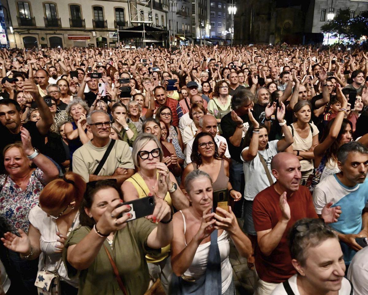 Miles de personas llenaron la Praza de España y todos los espacios de acceso a la misma. | RAFA VÁZQUEZ