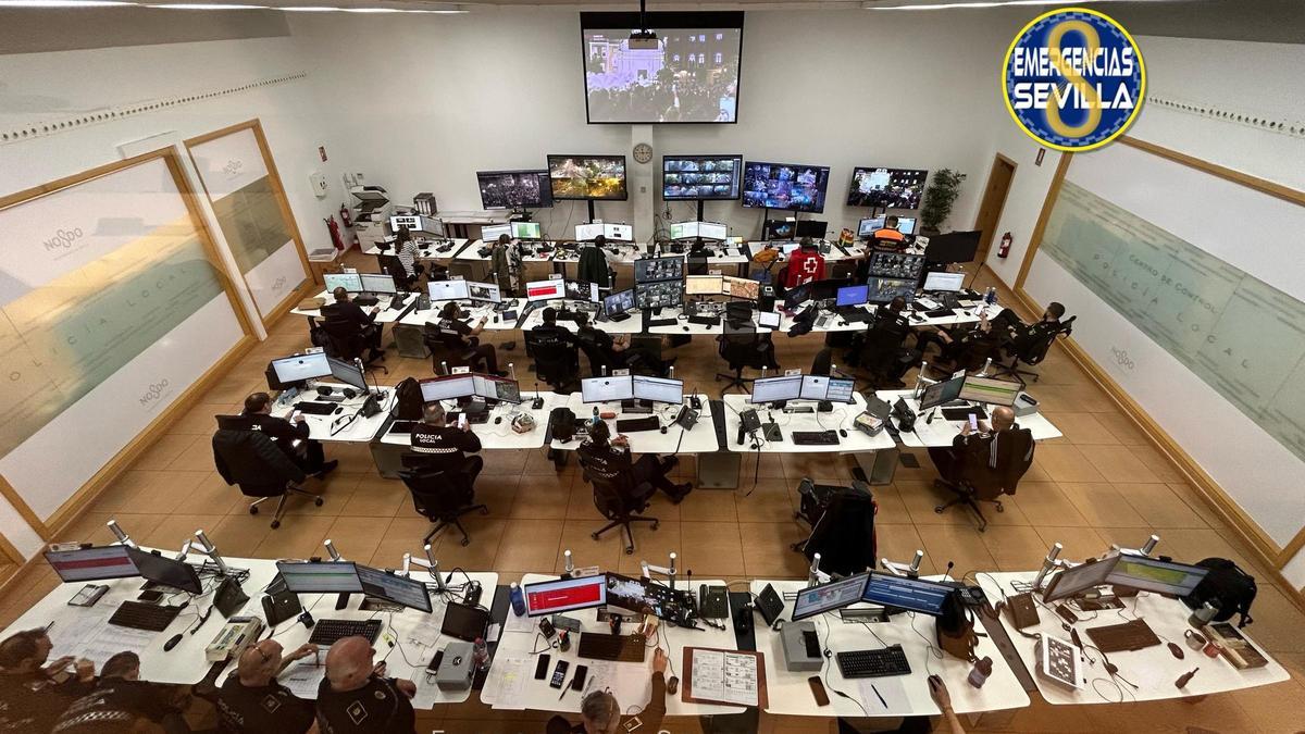 Centro de control de seguridad con efectivos de la Policía Local de Sevilla.