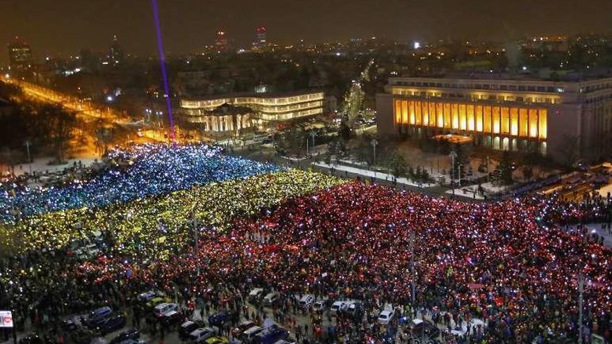 Protesta del domingo por la noche en Bucarest. // Efe