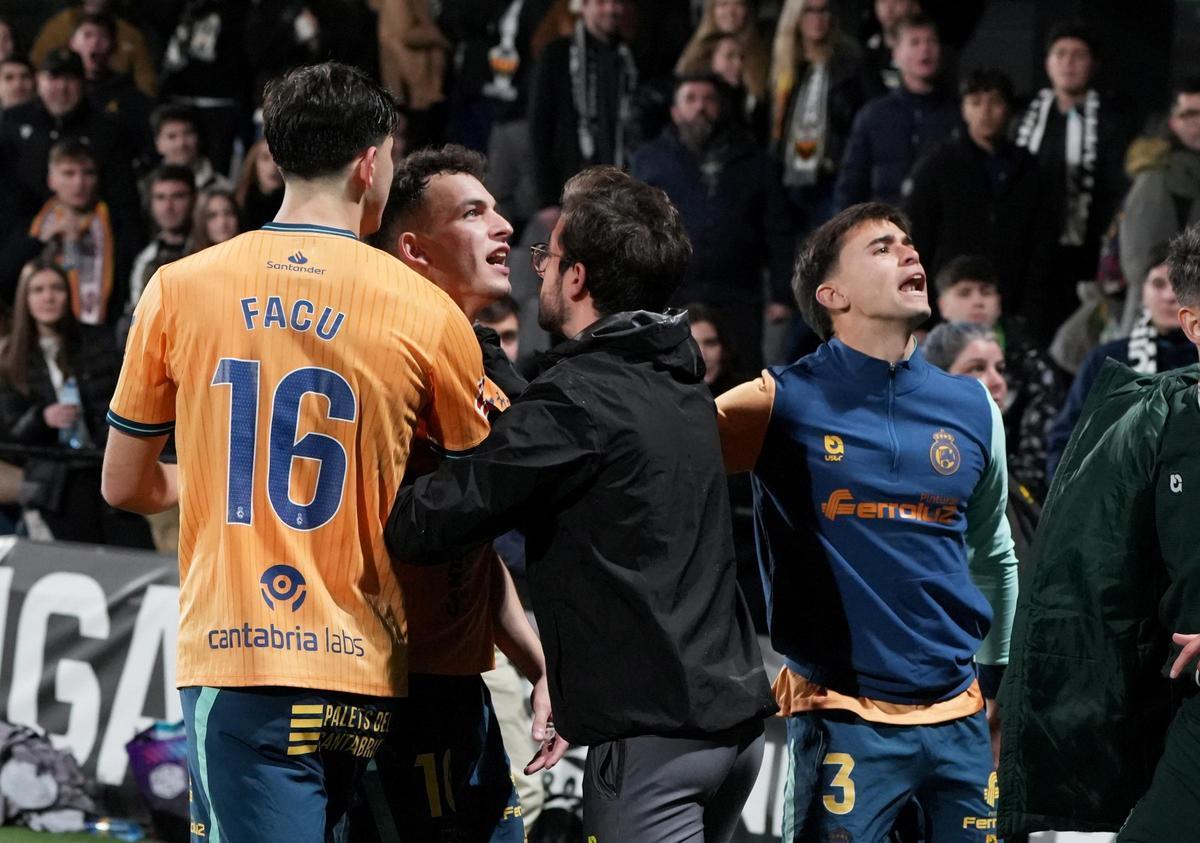 Galería | La trifulca del Castellón-Racing en la grada y en el campo, con Iñigo Vicente, en imágenes