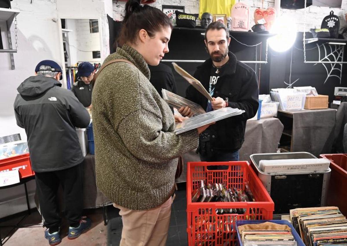Un grupo de compradores seleccionan discos en el mercadillo de Culebra Studio.  | // R.V.