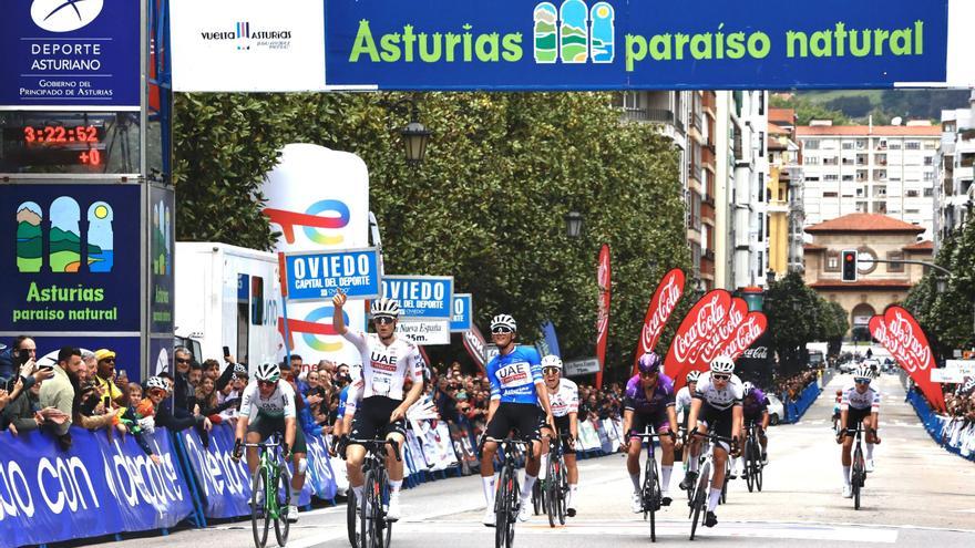 Fisher-Black completa el triplete del UAE en La Vuelta Asturias ganando en Oviedo