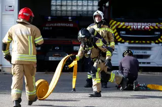 Los bomberos apagan un incendio en pleno centro de Sant Antoni