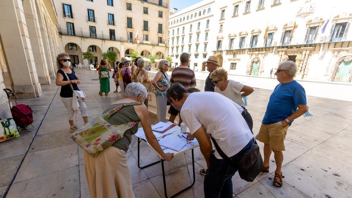 Concentración de pensionistas frente al ayuntamiento de Alicante.