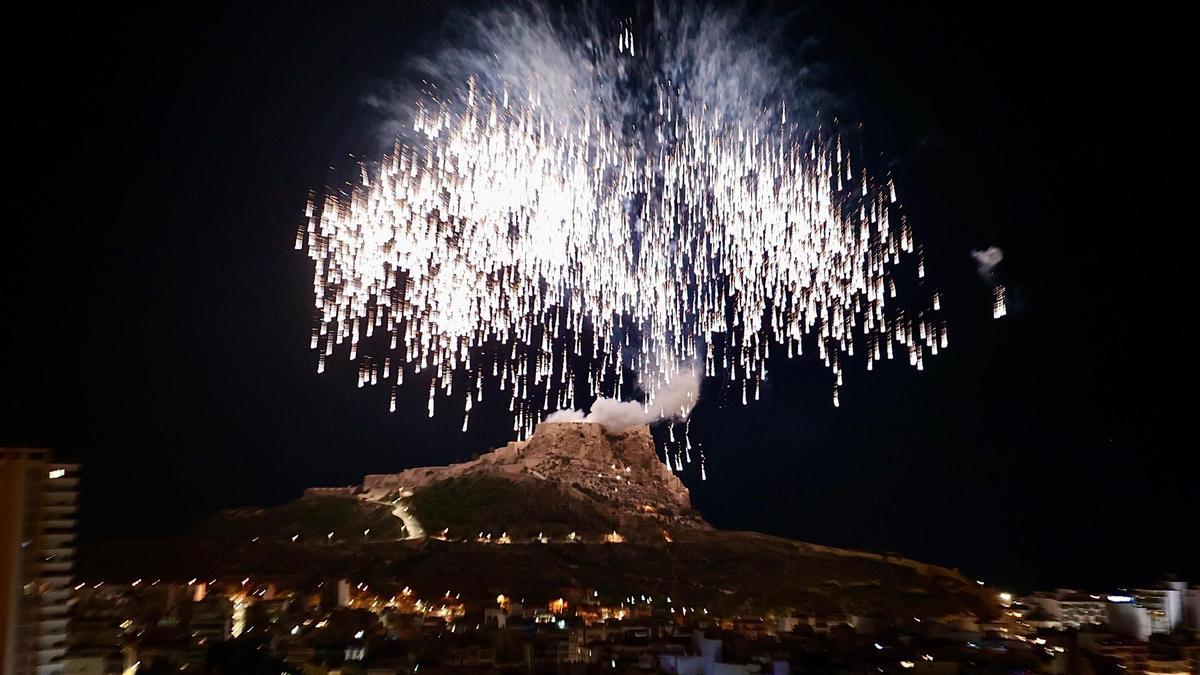 La Palmera enciende la noche del fuego de las Hogueras de Alicante 2025