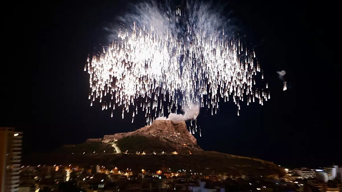 Un manto de perla blanca ilumina el cielo de Alicante