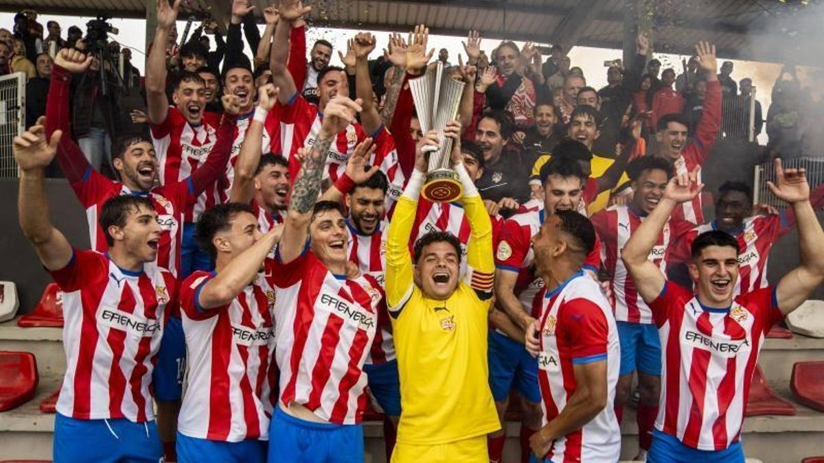 Óscar Pulido, aixecant el trofeu de campió de Tercera RFEF