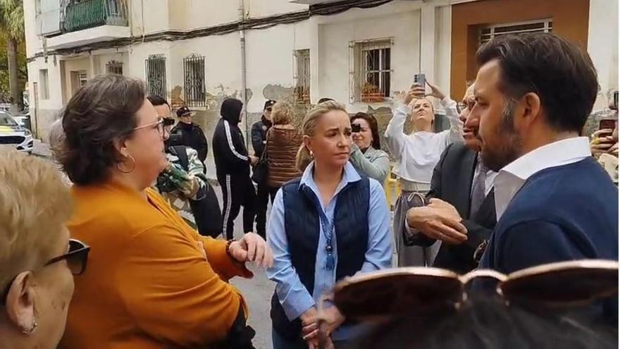 El tenso encuentro entre el alcalde de Elche y una vecina de San Antón