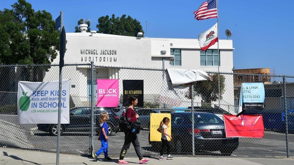 zentauroepp47913818 pedestrians walk past the michael jackson auditorium at gard190427165641