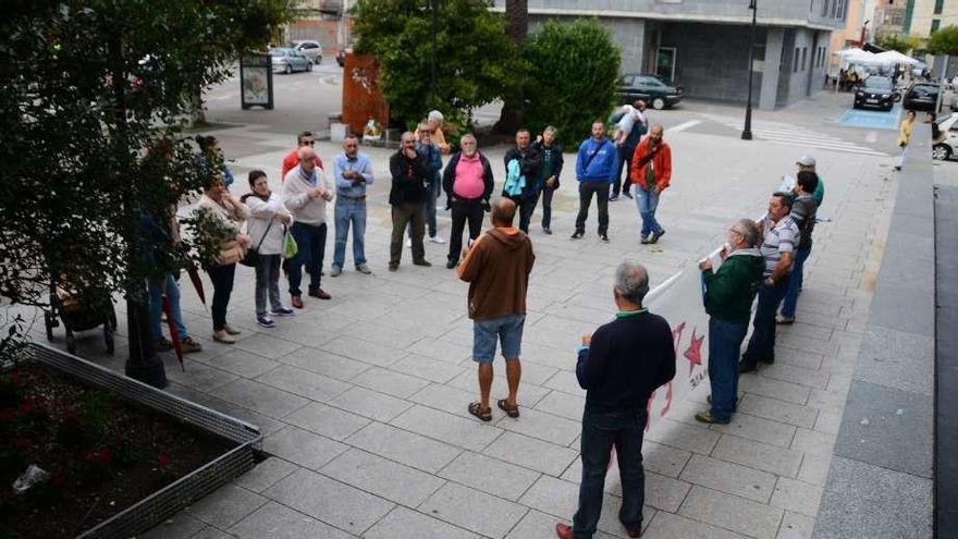 Un momento de la concentración convocada por la CUT y desarrollada frente al concello cangués. // Gonzalo Núñez