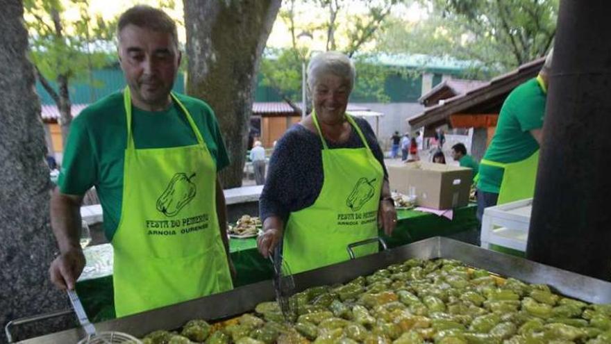 Dos vecinos friendo pimientos ayer por la tarde, tras el acto inaugural de la 37 edición de la &quot;Festa do Pemento&quot; de A Arnoia. // Jesús Regal