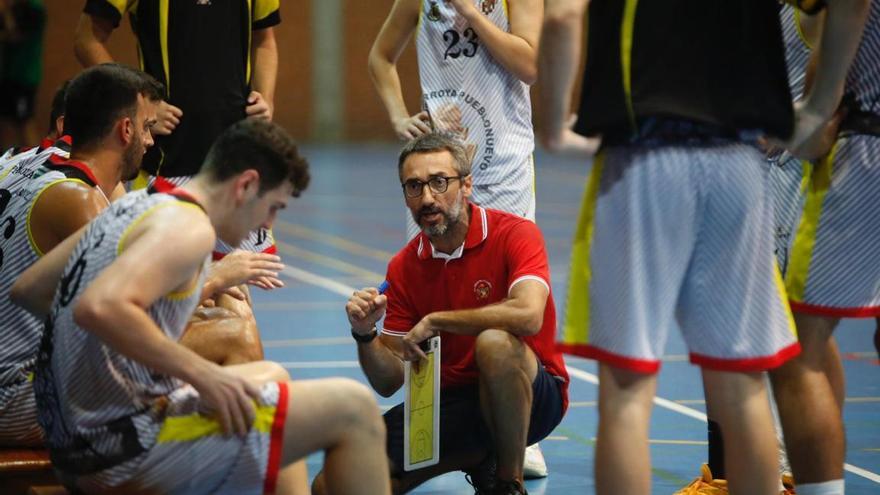 Pablo Orozco da instrucciones en un tiempo muerto.