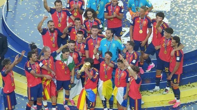 Jugadors d’Espanya celebren amb el trofeu la victòria en la final del Mundial entre Espanya i Argentina a Nova Jersey.