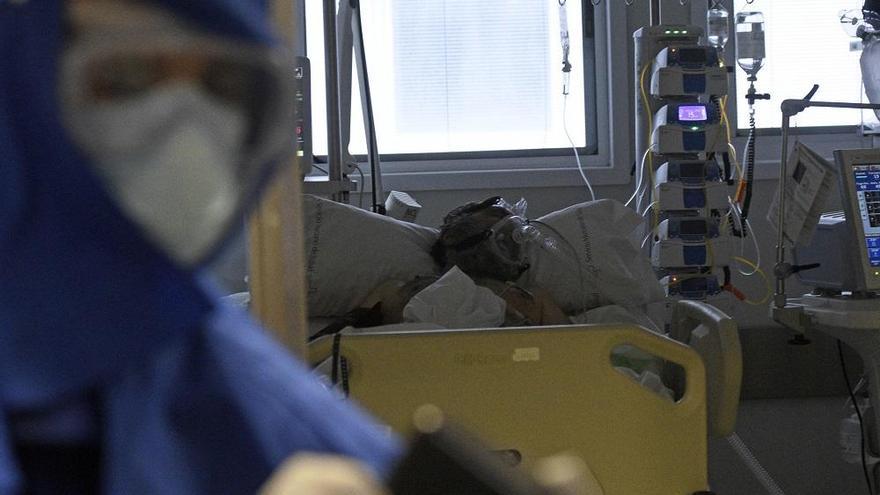 Los pacientes hospitalizados en las UCI de la Región van en aumento. ISRAEL SÁNCHEZ