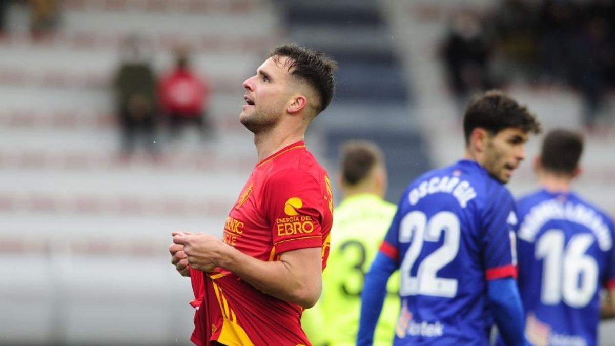Álvaro Giménez, autor del único gol zaragocista, se lamenta tras fallar una ocasión en Lezama.