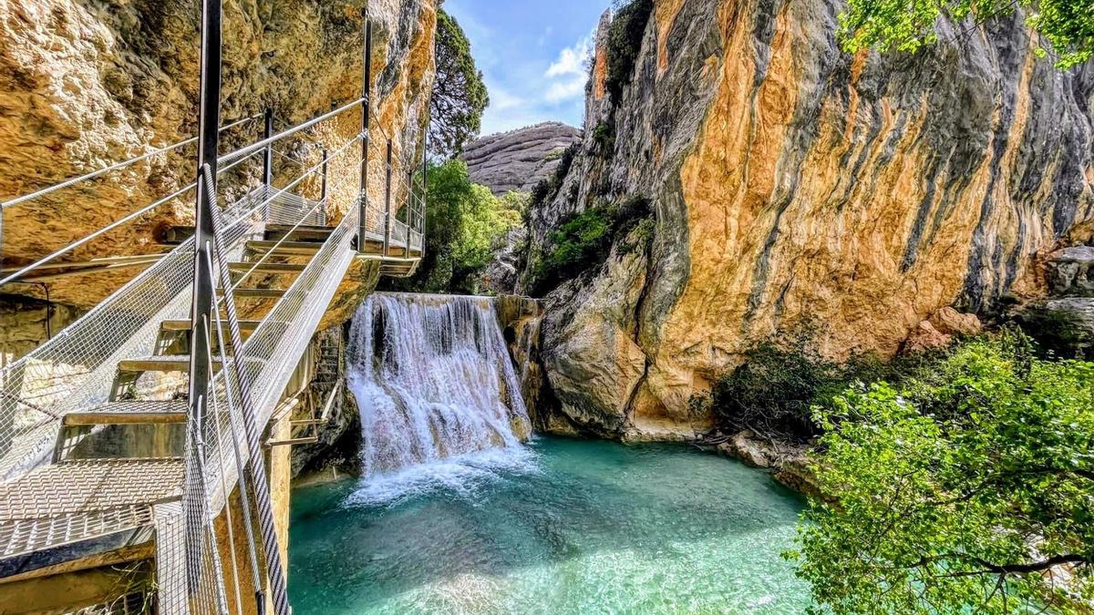 Es una de las rutas más bonitas y especiales de Aragón, donde el agua es la gran protagonista