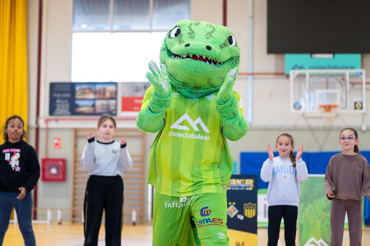 Roqueta ha sido la encargada de inaugurar la jornada con sus coreografías y acrobacias.