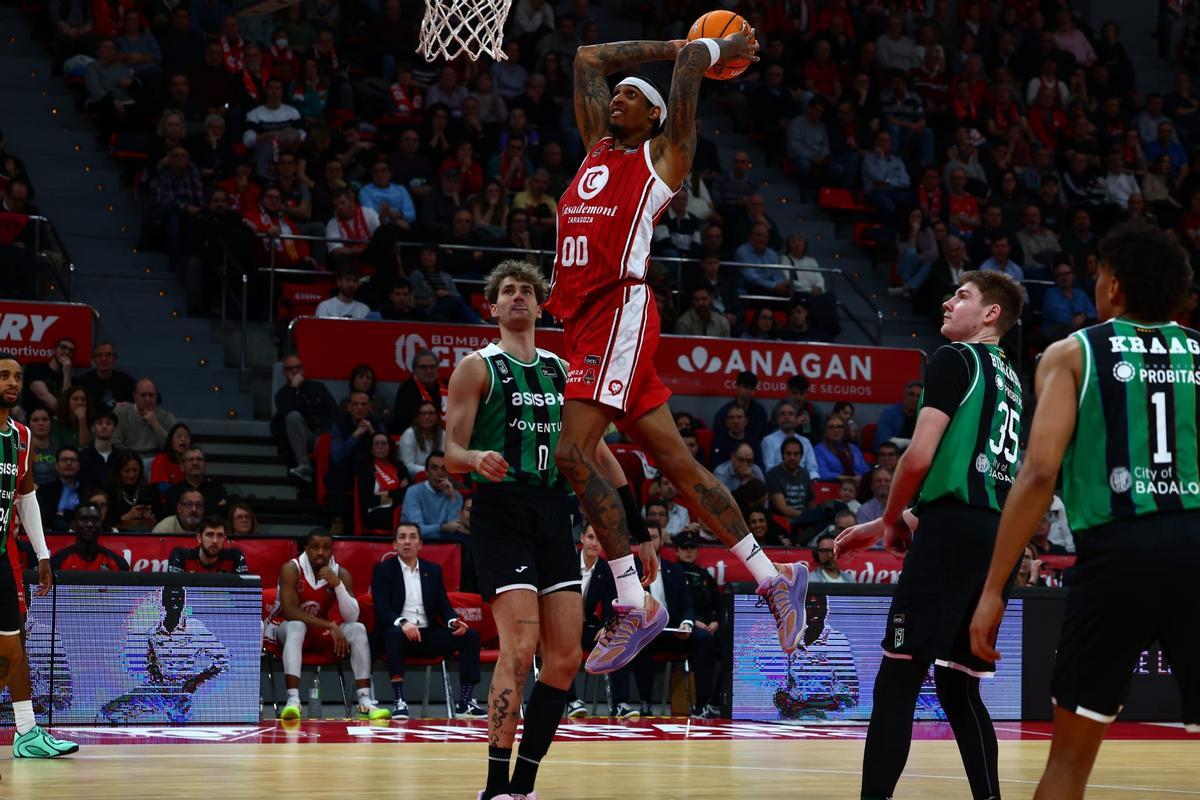 Devin Robinson realiza un mate ante la mirada de Drell y Birgander.